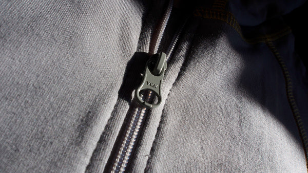 Sweat à capuche en gris/jaune
