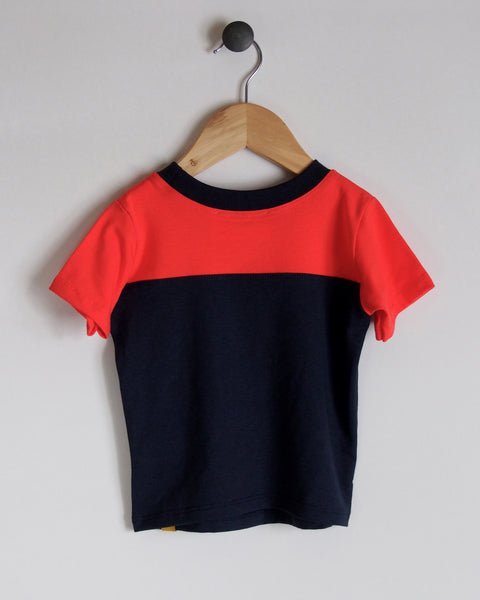 T-Shirt in Navy/Coral